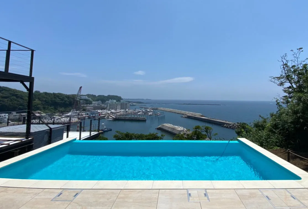 海と空に繋がるインフィニティ空間の屋上プール