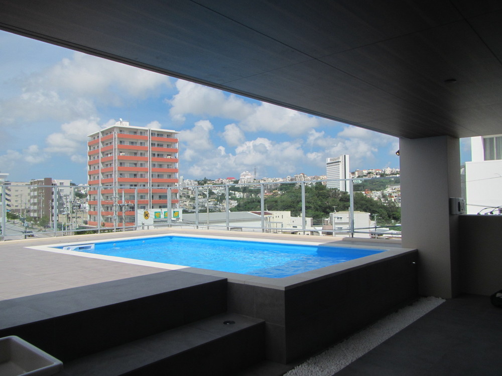 市街地を一望する都心の屋上プール